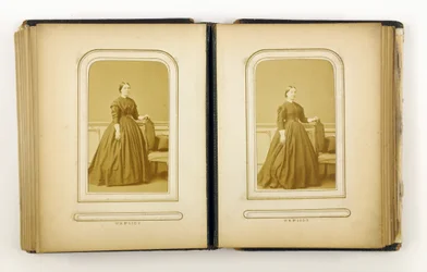 Album photo contenant 31 cartes de visite, 1867